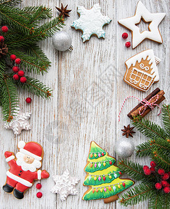 旧木背景上带有饼干的圣诞装饰图片