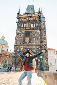 在日出时在Prague的Charles图片