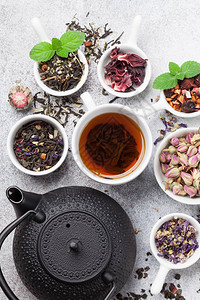 各种茶壶和茶壶黑茶绿茶和红图片
