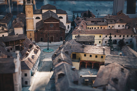一座有小房子和一座教堂的欧洲古城的比例模型图片