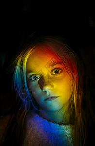 彩灯间蓝眼睛的小女孩画像背景图片