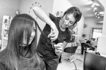 近身美发师在美容院为40多岁图片