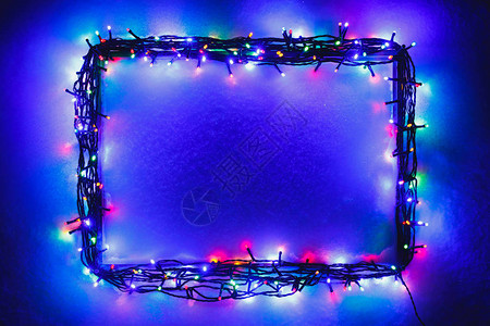 雪背景上的圣诞灯框蓝色和紫色图片