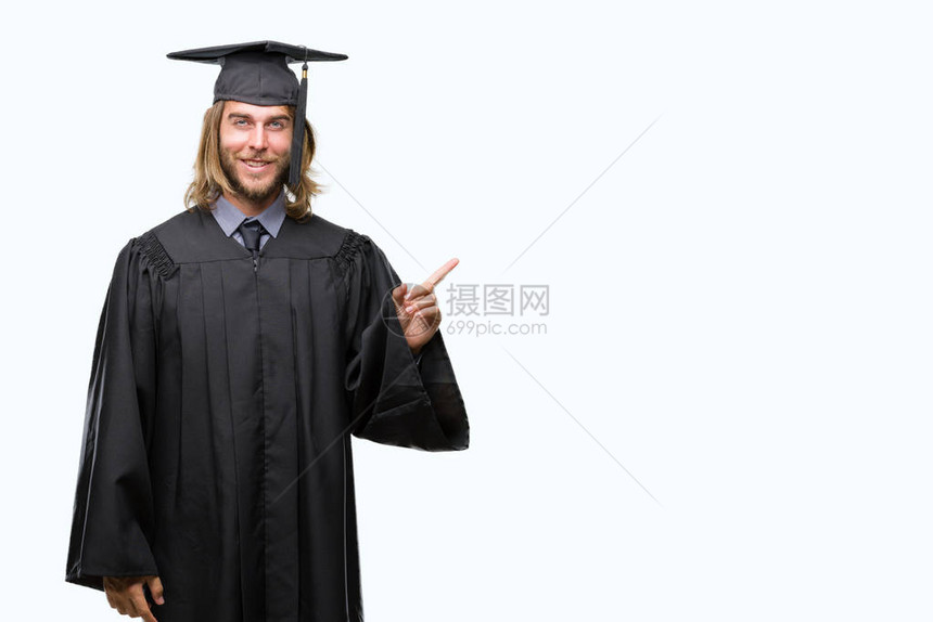 年轻英俊的毕业男子留着长发图片