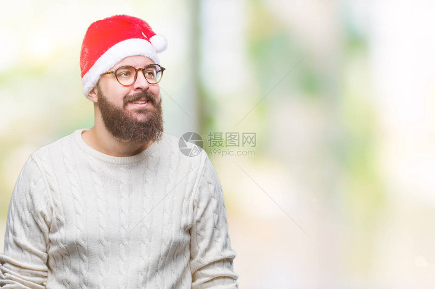 身戴圣诞帽和眼镜的年轻天主教男子与孤立隔绝地站在一边图片