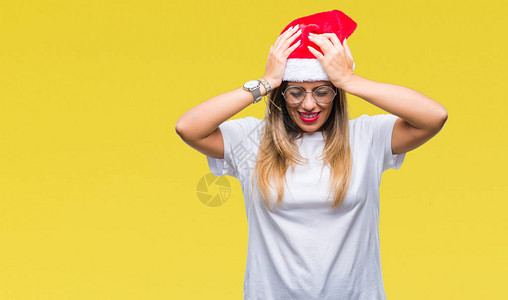 年轻漂亮的女人在孤立的背景下戴着圣诞帽图片