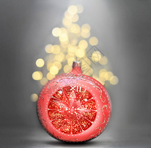 灰色背景上的红色闪光球圣诞和新年贺卡图片