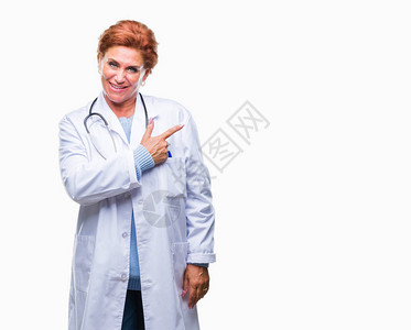 身穿医疗制服的高加索女医生在与世隔绝的背景下欢快地笑着用手和指着一边图片