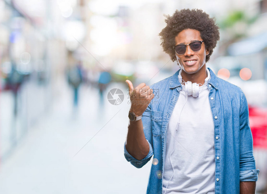 非洲裔美国人戴着耳机图片