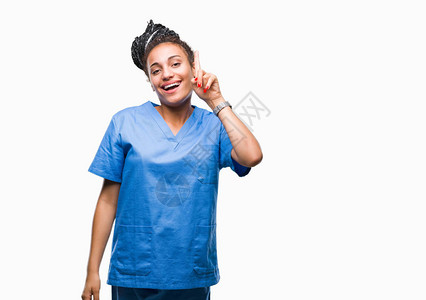年轻的编织头发非洲裔美国女专业护士在孤立的背景下用成功的想法指点退出图片