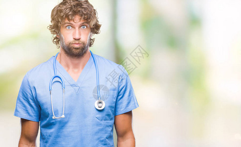 搞笑护士素材长得帅的外科医生在孤立的背景下用笑脸抽背景