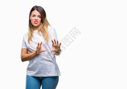 年轻漂亮的女人休闲白色T恤在孤立的背景下厌恶的表情图片