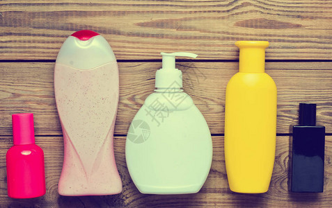 在木桌上的瓶子和香水瓶中淋浴的产品个人护理卫生和美容的对象图片