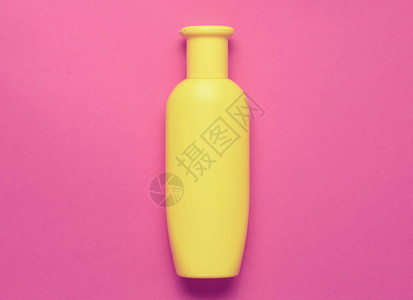 粉红色背景上的黄色洗发水瓶最低要求趋势顶部视图淋浴产图片