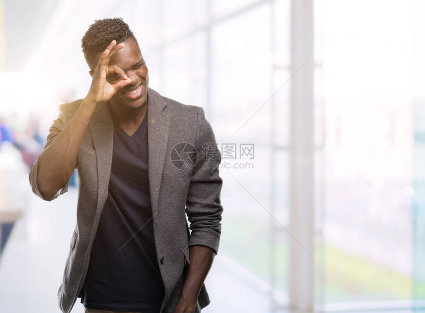 身穿夹克面笑脸的年轻非洲男子图片