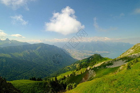 阳光明媚的白天瑞士风景典图片