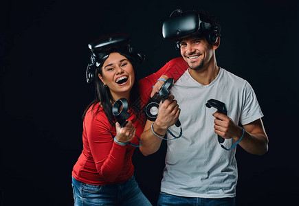 带着控制器和VR头盔玩得开心的游戏孤立在图片