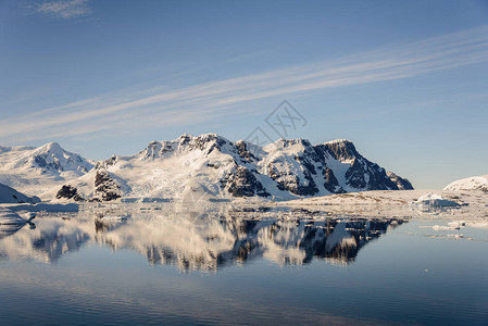 具有山脉的南极风景和海洋图片
