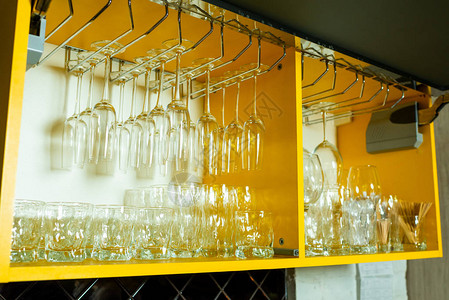 壁柜中的玻璃和水晶玻璃杯一个带盘子背景图片