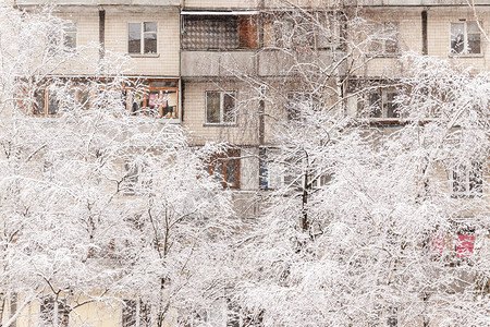 雪花下高楼建筑背景下的厚层积雪图片