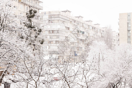 雪花下高楼建筑背景下的厚层积雪背景图片