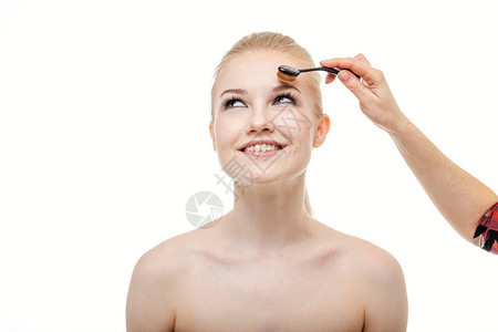化妆艺术家在女脸上应用液态图片