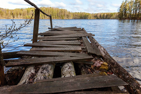 湖中旧木码头的透视图图片