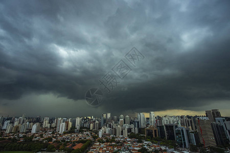 风暴即将来临飓风地面和天空城市景观圣保罗市景图片