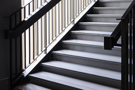 清空的现代混凝土楼梯和黑色钢铁扶手图片