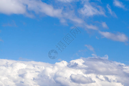 以云彩为背景的蓝天背景图片