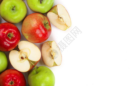 白色背景上隔开的红苹果和绿苹果图片