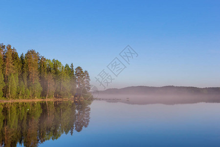 湖上的雾卡累利阿图片
