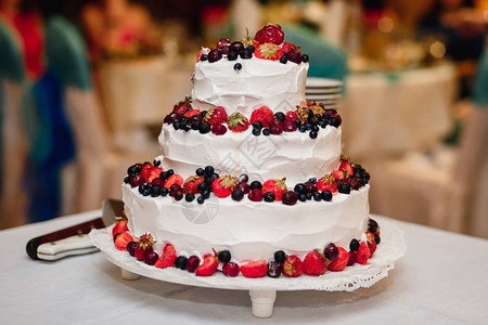 白奶油婚礼蛋糕有新鲜草莓樱桃图片
