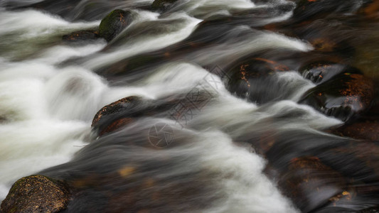 河流在岩石上流过而长期运动模糊不图片