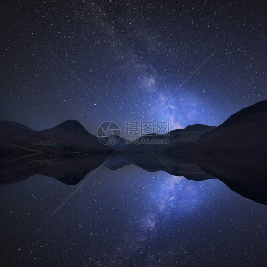 在瓦特水和湖区山地貌上闪耀着充满活力的银图片
