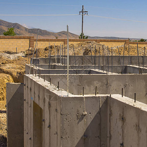 正在建造的新房子的地下室建造新房子的地下室地基沿着房子的周边排列图片