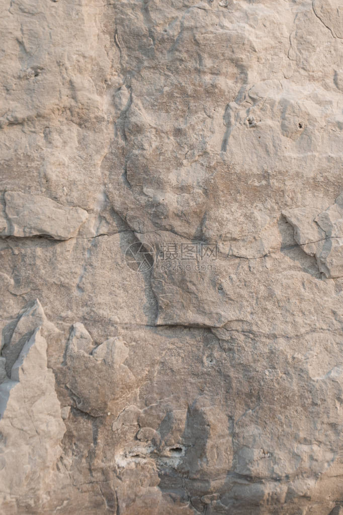 近距离封闭的石灰岩石脸部显示经风雪层和地质火山卷纸或背图片