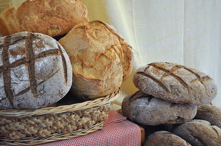 面包由面粉和水制成的面团烘焙食品图片