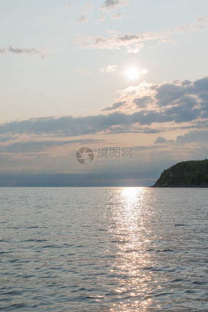 格鲁吉亚湾水上充满悬崖和喜悦感觉的华丽的黎图片
