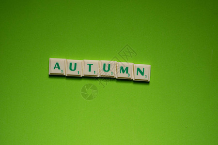创建了aubumn字词在绿屏背景图片