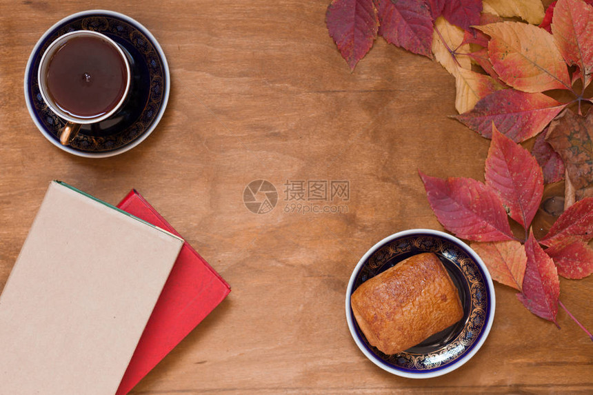 黄秋叶茶杯与食物背景1图片