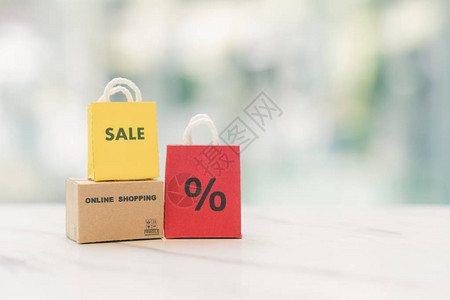 使用购物袋送货服务作为背景购物概念和送货服务概念的在线购物图片