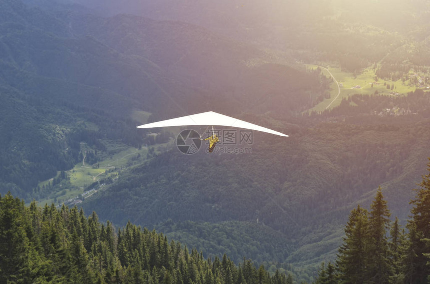 滑翔伞在壮观的山景前起飞图片