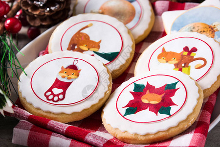 圣诞黄油饼干装饰了圣诞节的图画图片