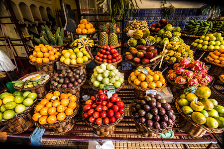 传统农民市场上的许多新鲜和成熟的异国水果图片