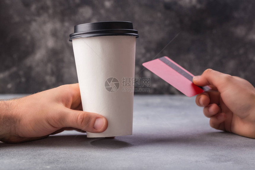 男女用信卡最低程度贷款支付咖啡费的手灰图片