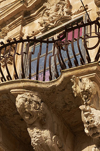 意大利西里西奇利拉古萨省巴罗克贝内文塔诺宫外墙阳台背景图片