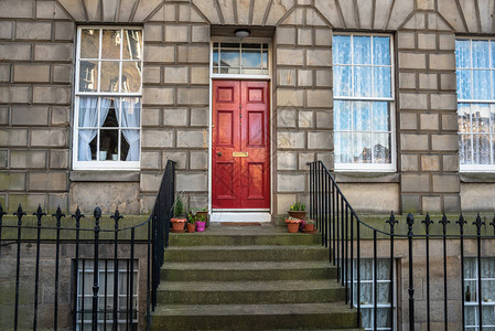 英国苏格兰爱丁堡旧城石块建筑的传统红木前门图片
