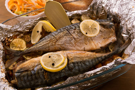 烤鲭鱼用箔纸包着柠檬和黑胡椒图片