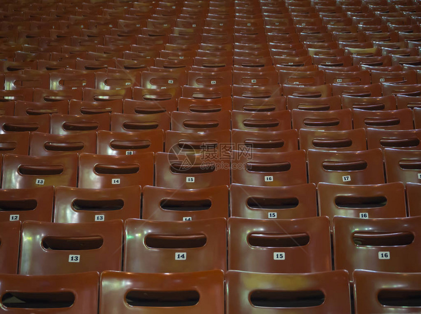 大厅内为观众准备的棕色座位图片